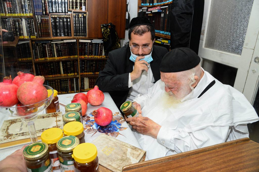 שֶׁיִּרְבּוּ זְכֻיּוֹתֵינוּ כְּרִמּוֹן • דבש ורימונים לקראת ראש השנה בבית שר התורה