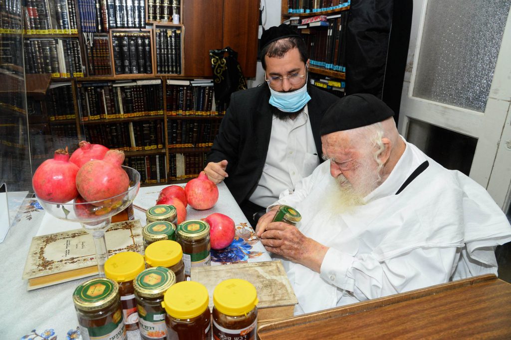 שֶׁיִּרְבּוּ זְכֻיּוֹתֵינוּ כְּרִמּוֹן • דבש ורימונים לקראת ראש השנה בבית שר התורה