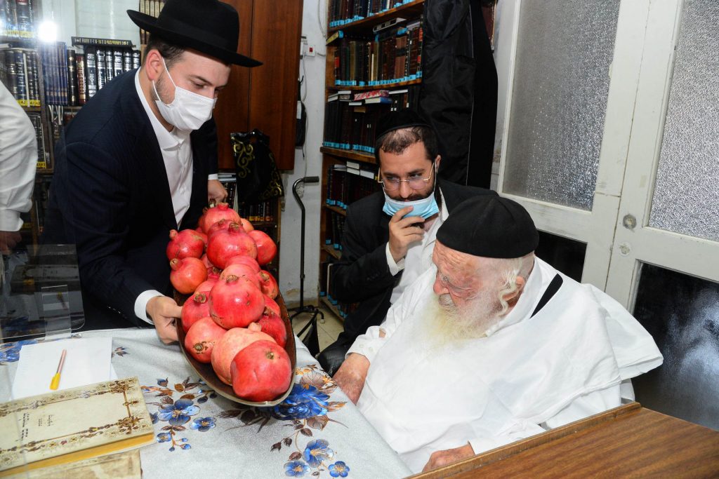 שֶׁיִּרְבּוּ זְכֻיּוֹתֵינוּ כְּרִמּוֹן • דבש ורימונים לקראת ראש השנה בבית שר התורה