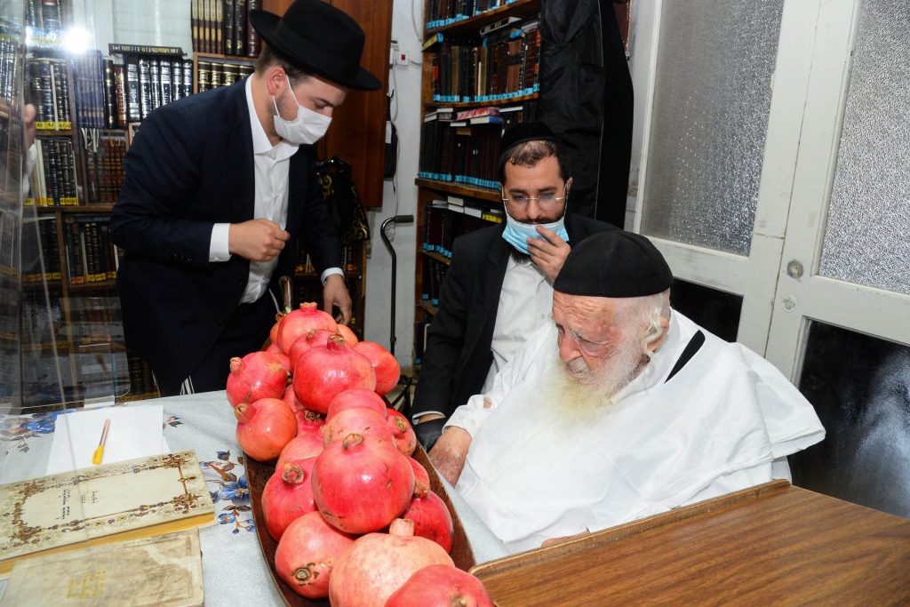 שֶׁיִּרְבּוּ זְכֻיּוֹתֵינוּ כְּרִמּוֹן • דבש ורימונים לקראת ראש השנה בבית שר התורה