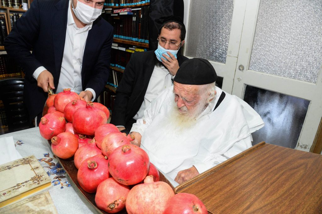 שֶׁיִּרְבּוּ זְכֻיּוֹתֵינוּ כְּרִמּוֹן • דבש ורימונים לקראת ראש השנה בבית שר התורה