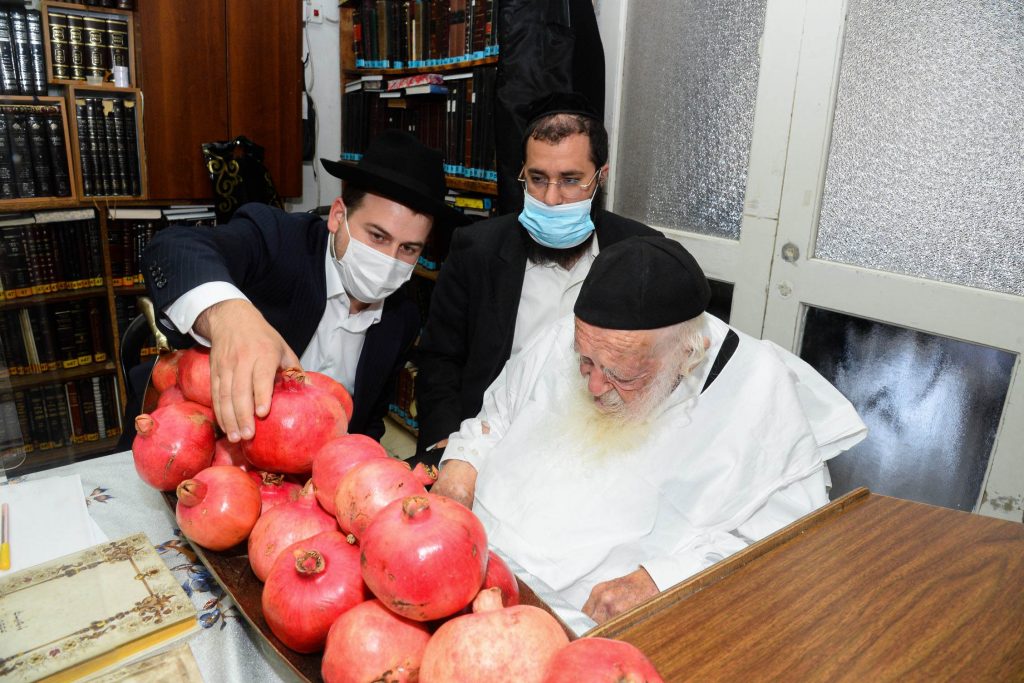 שֶׁיִּרְבּוּ זְכֻיּוֹתֵינוּ כְּרִמּוֹן • דבש ורימונים לקראת ראש השנה בבית שר התורה