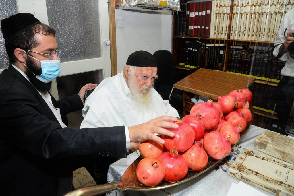 שֶׁיִּרְבּוּ זְכֻיּוֹתֵינוּ כְּרִמּוֹן • דבש ורימונים לקראת ראש השנה בבית שר התורה