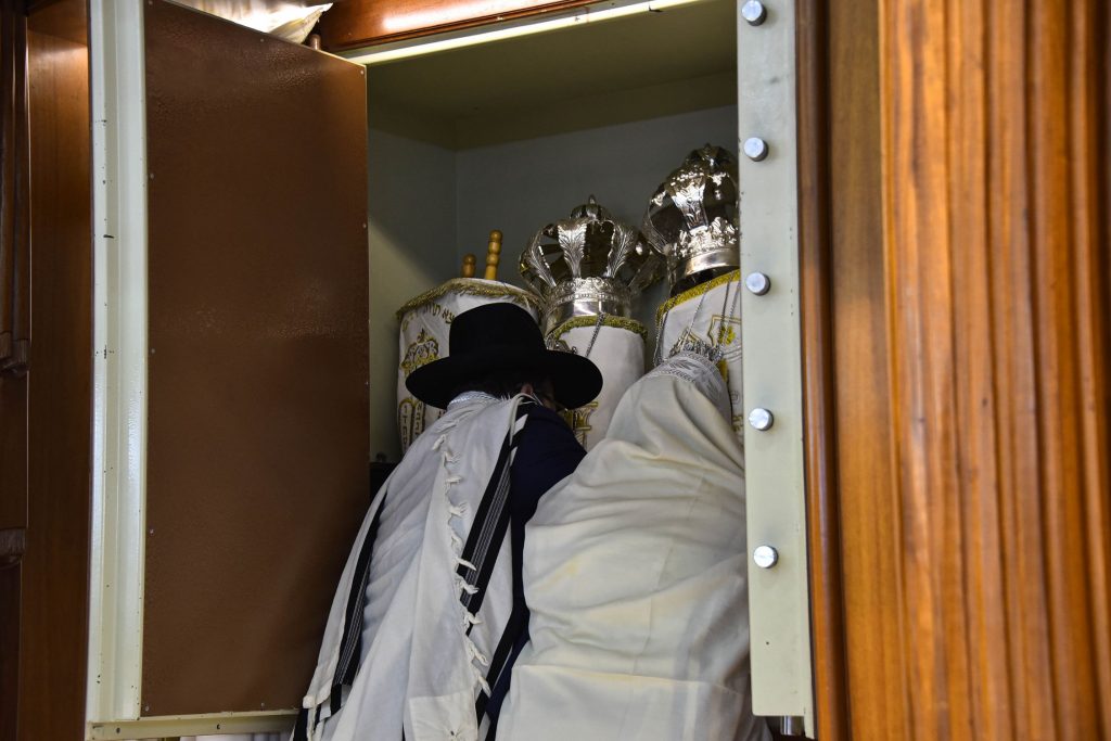 תיעוד מיוחד: 'כל נדרי' בפוניבז' תיעוד מיוחד: 'כל נדרי' בפוניבז'