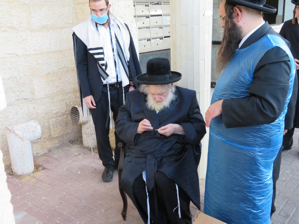 וידאו: כפרות נעילה ומוצאי יום כיפור אצל הגר"מ שטרנבוך