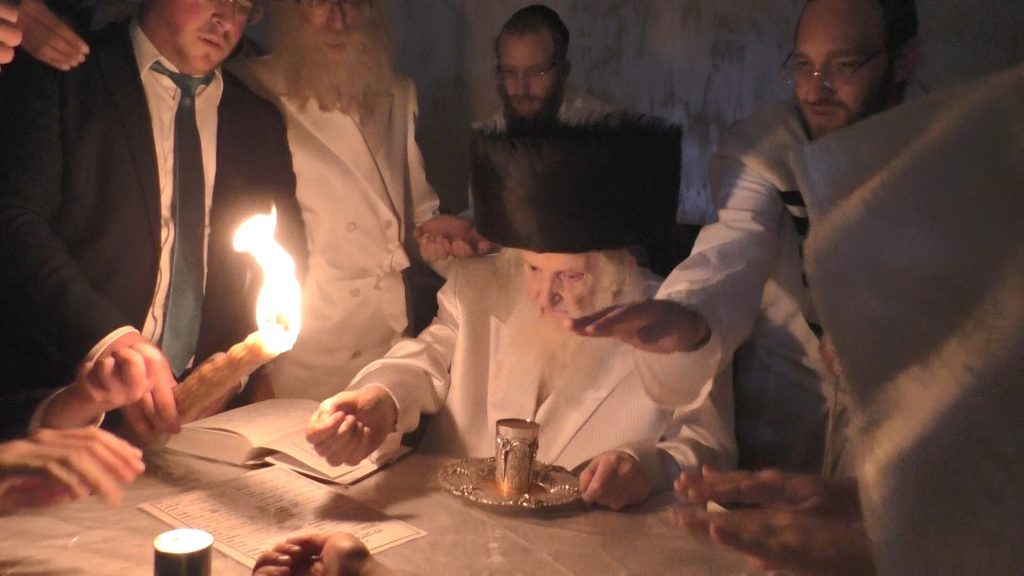 וידאו: כפרות נעילה ומוצאי יום כיפור אצל הגר"מ שטרנבוך