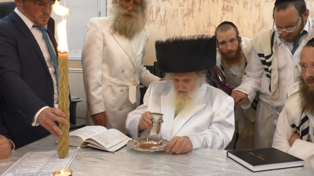 וידאו: כפרות נעילה ומוצאי יום כיפור אצל הגר"מ שטרנבוך