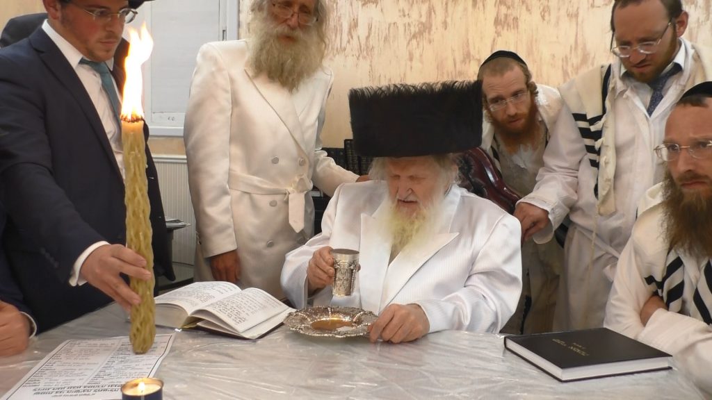 וידאו: כפרות נעילה ומוצאי יום כיפור אצל הגר"מ שטרנבוך