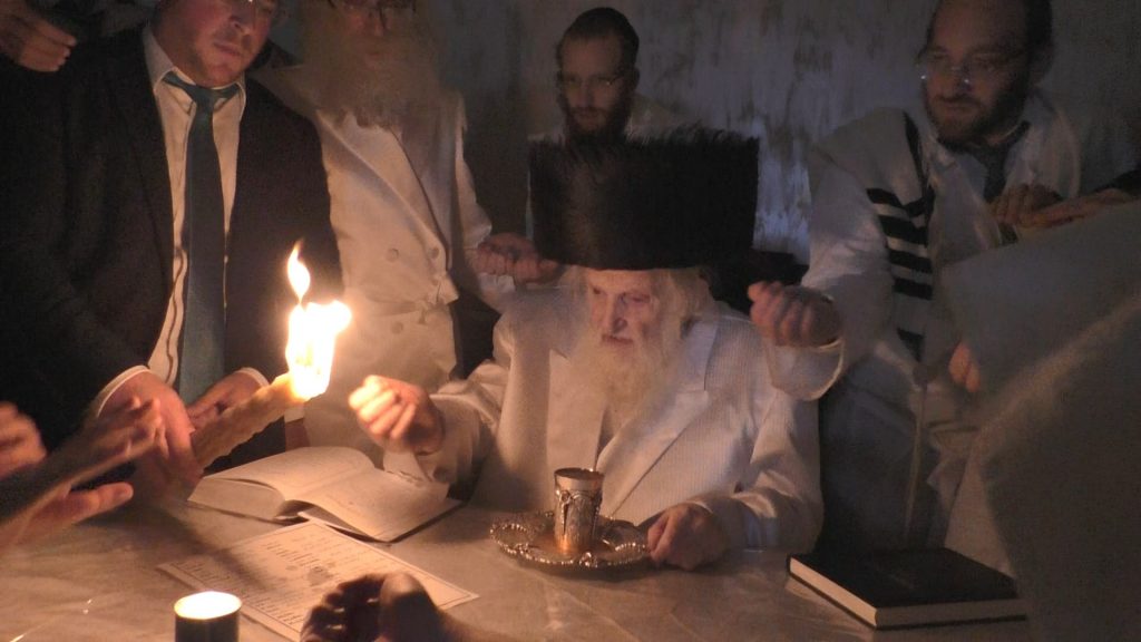 וידאו: כפרות נעילה ומוצאי יום כיפור אצל הגר"מ שטרנבוך