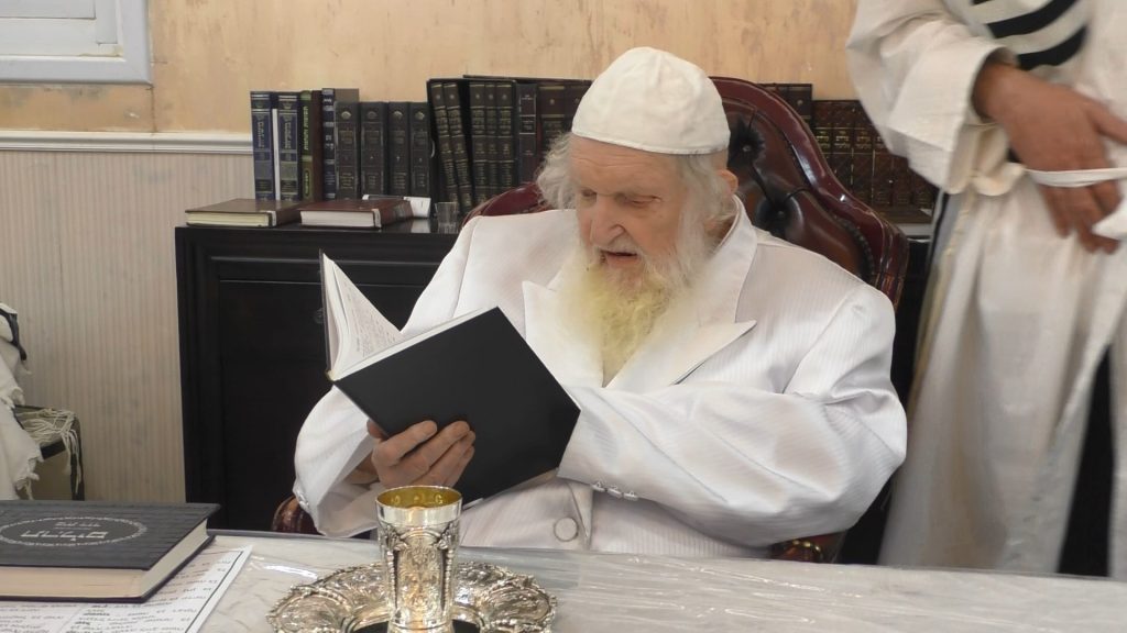 וידאו: כפרות נעילה ומוצאי יום כיפור אצל הגר"מ שטרנבוך