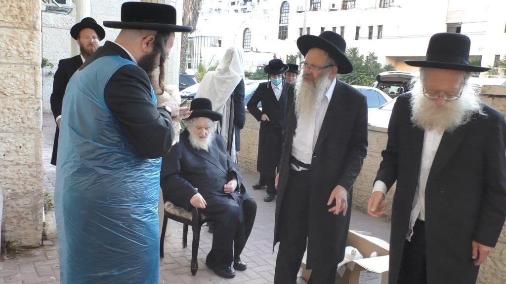 וידאו: כפרות נעילה ומוצאי יום כיפור אצל הגר"מ שטרנבוך