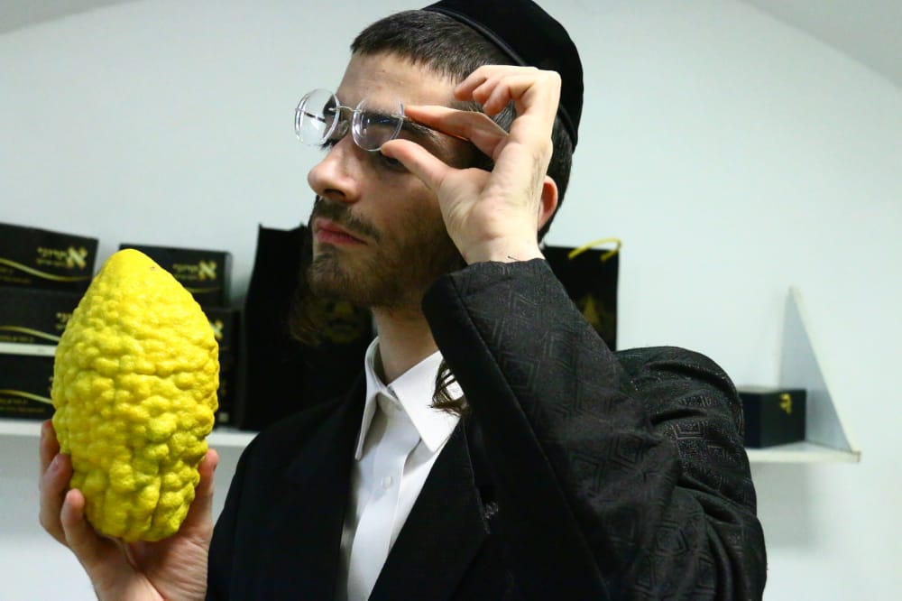 בצל הסגר: תיעוד מאווירת החג בשכונת מאה שערים