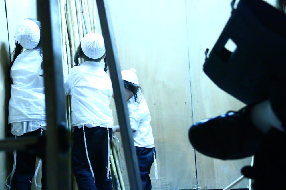 בצל הסגר: תיעוד מאווירת החג בשכונת מאה שערים