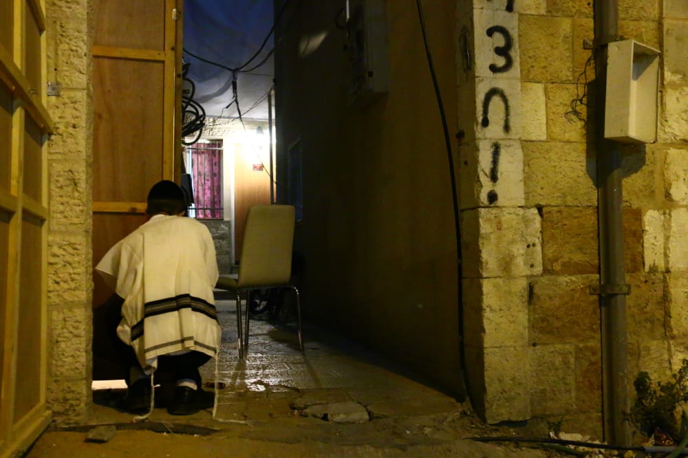 בצל הסגר: תיעוד מאווירת החג בשכונת מאה שערים