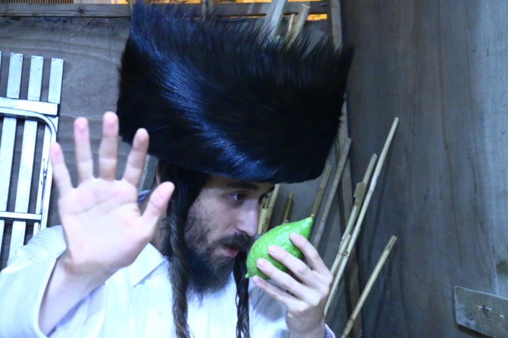 בצל הסגר: תיעוד מאווירת החג בשכונת מאה שערים