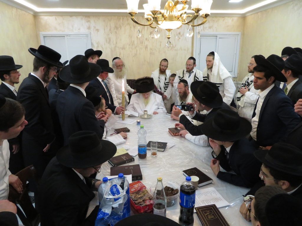 וידאו: כפרות נעילה ומוצאי יום כיפור אצל הגר"מ שטרנבוך