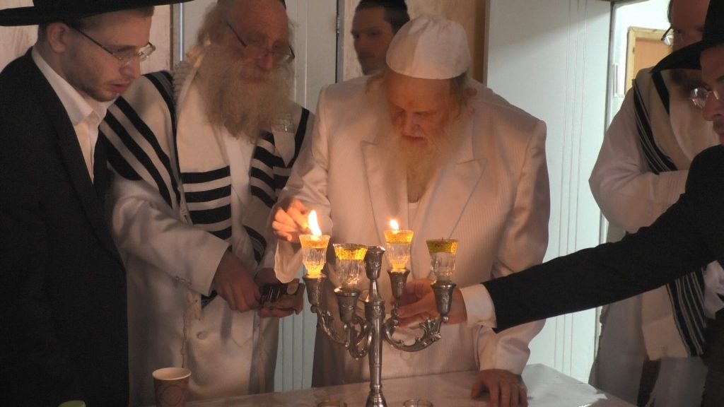 וידאו: כפרות נעילה ומוצאי יום כיפור אצל הגר"מ שטרנבוך