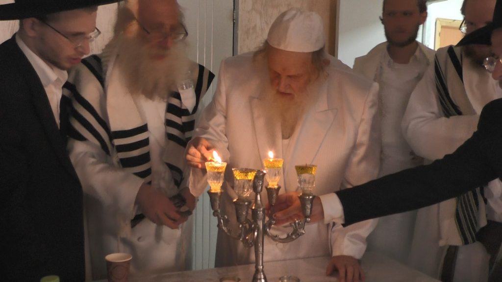 וידאו: כפרות נעילה ומוצאי יום כיפור אצל הגר"מ שטרנבוך