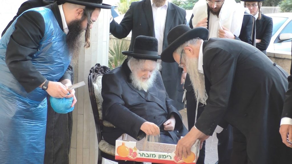 וידאו: כפרות נעילה ומוצאי יום כיפור אצל הגר"מ שטרנבוך