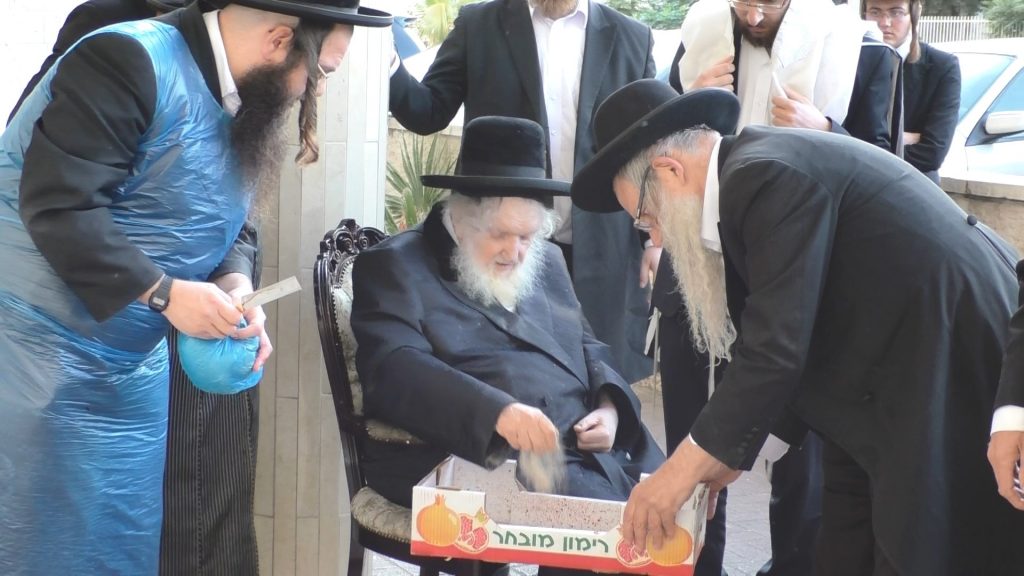 וידאו: כפרות נעילה ומוצאי יום כיפור אצל הגר"מ שטרנבוך