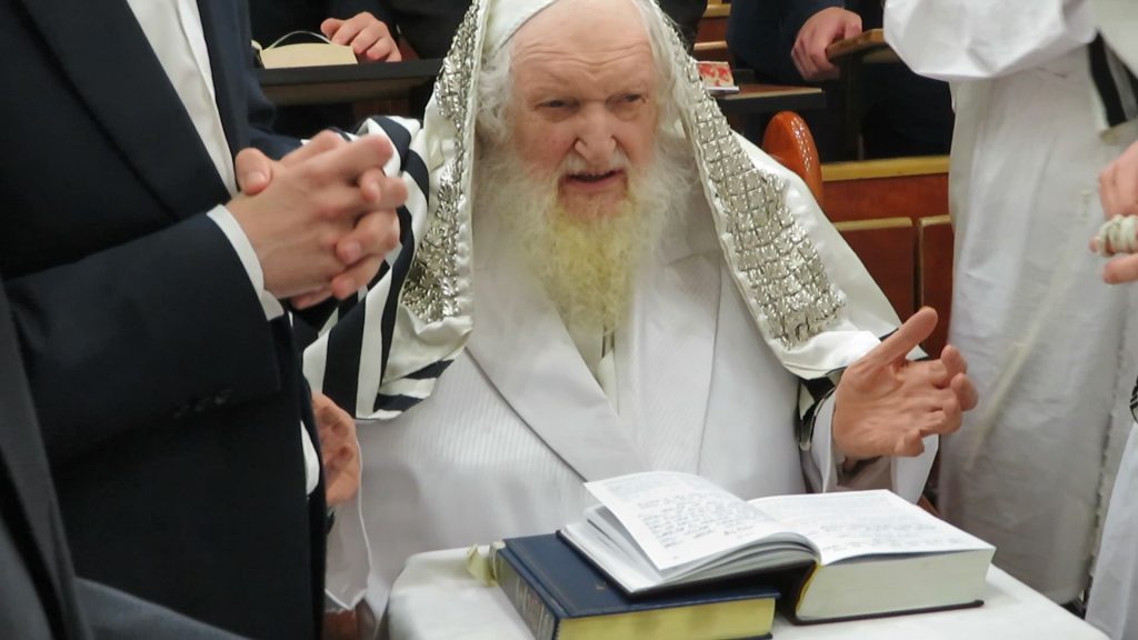 וידאו: כפרות נעילה ומוצאי יום כיפור אצל הגר"מ שטרנבוך