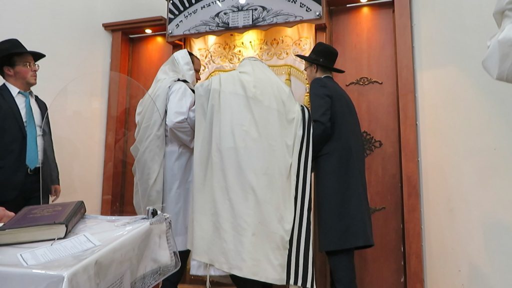 וידאו: כפרות נעילה ומוצאי יום כיפור אצל הגר"מ שטרנבוך