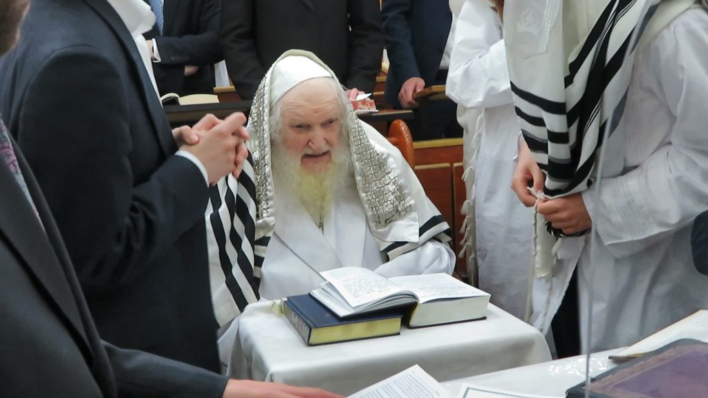 וידאו: כפרות נעילה ומוצאי יום כיפור אצל הגר"מ שטרנבוך