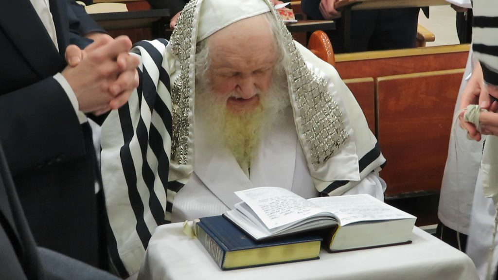 וידאו: כפרות נעילה ומוצאי יום כיפור אצל הגר"מ שטרנבוך