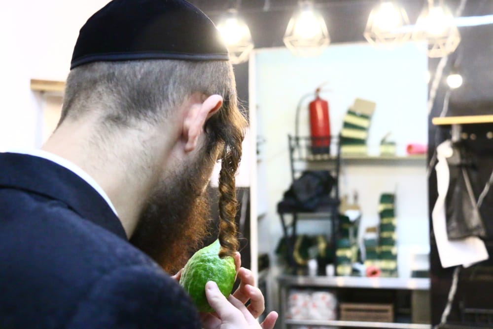 בצל הסגר: תיעוד מאווירת החג בשכונת מאה שערים