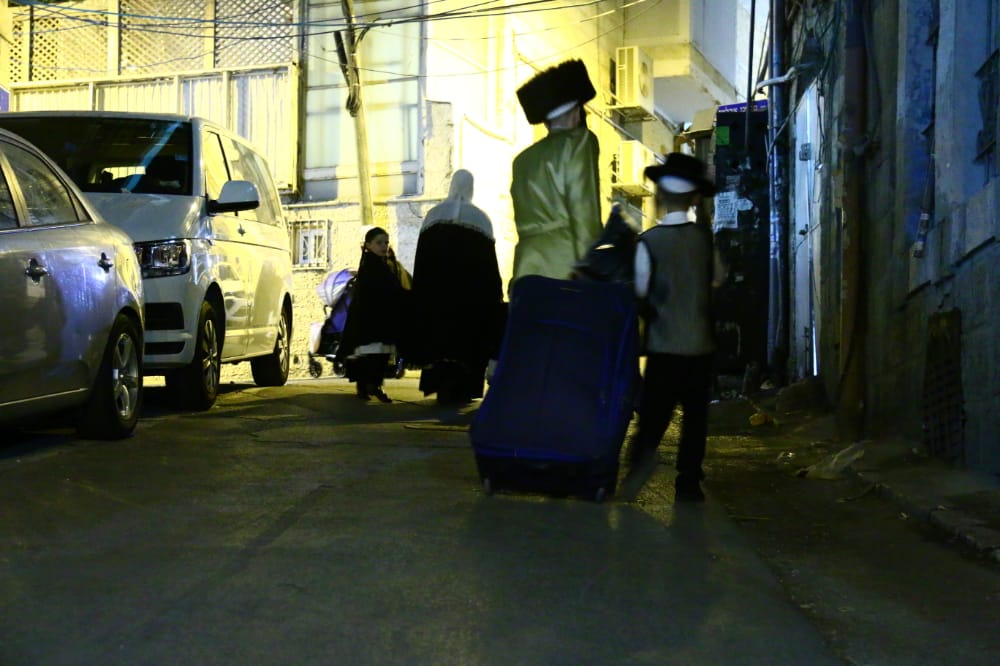 בצל הסגר: תיעוד מאווירת החג בשכונת מאה שערים