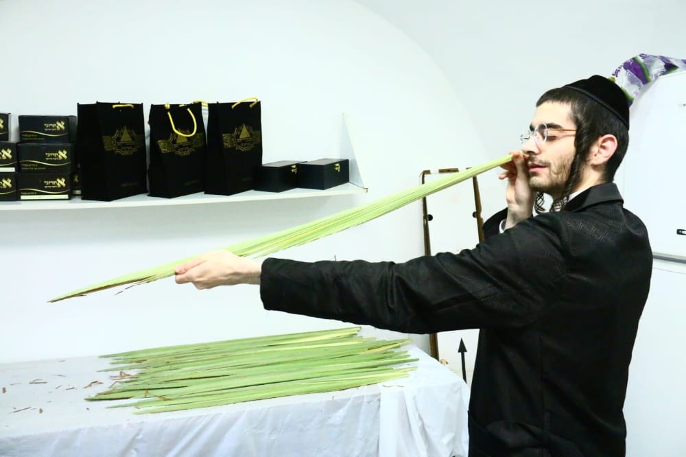 בצל הסגר: תיעוד מאווירת החג בשכונת מאה שערים