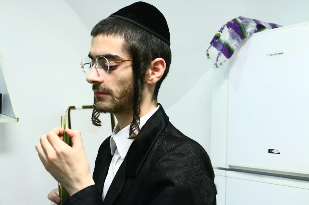 בצל הסגר: תיעוד מאווירת החג בשכונת מאה שערים