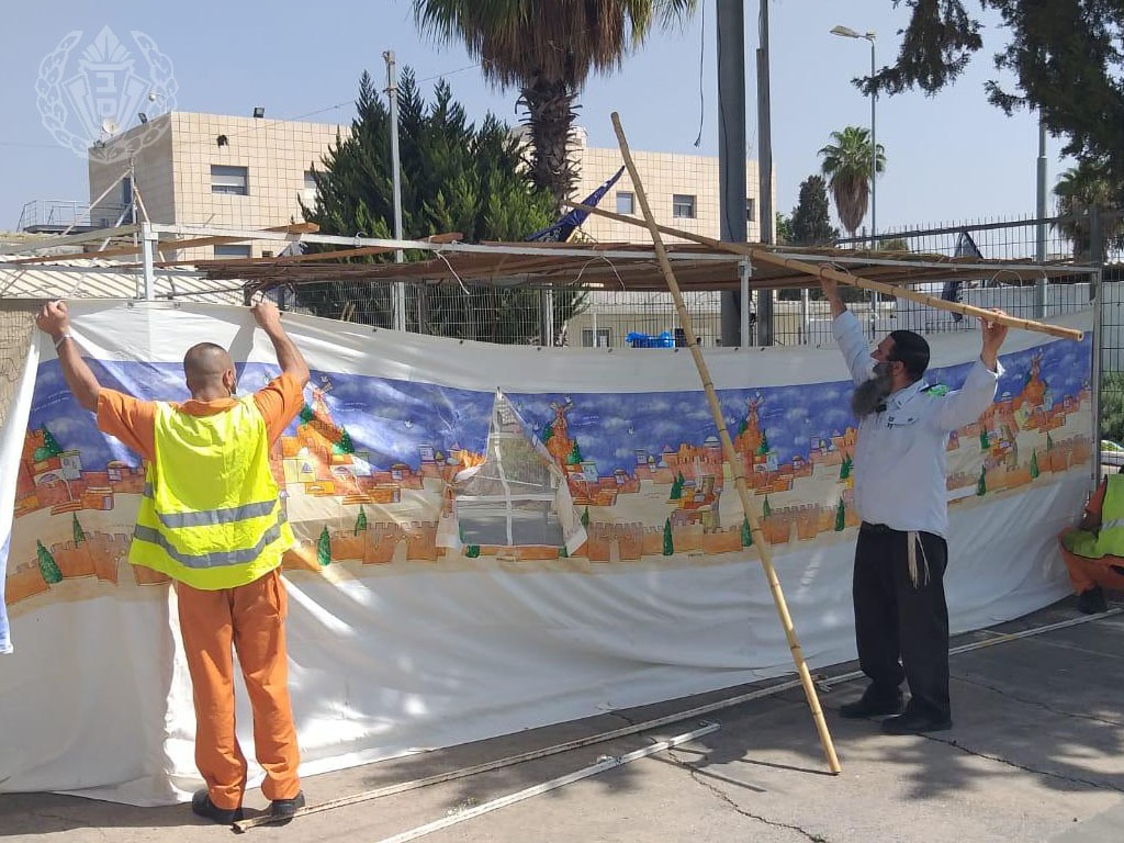 תיעוד: האסירים החרדים בנו סוכה לחג