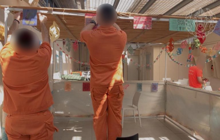 חשד: שני סוהרים קיבלו טובות הנאה מאסירים