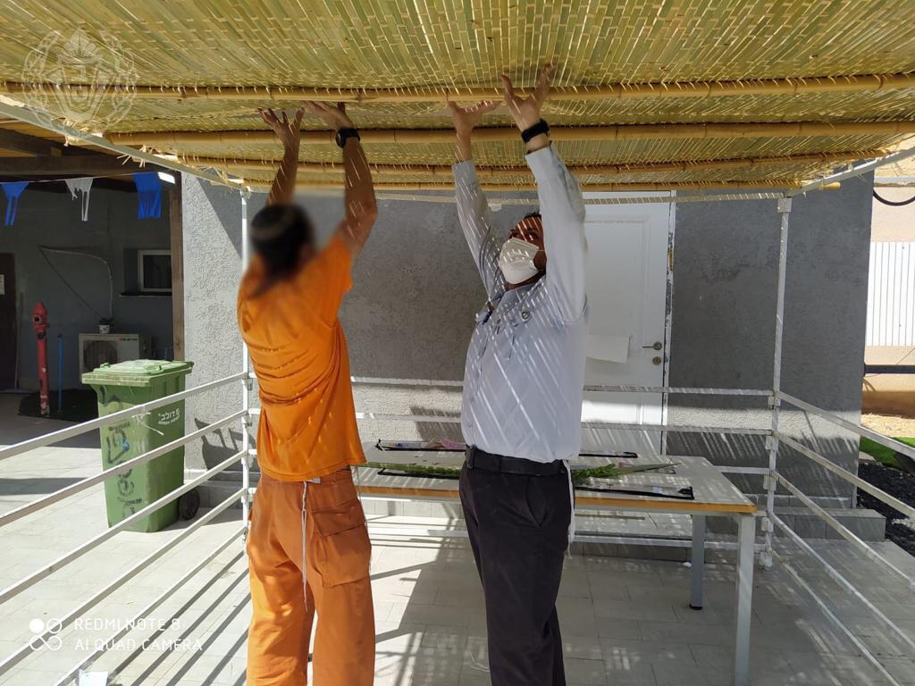 תיעוד: האסירים החרדים בנו סוכה לחג