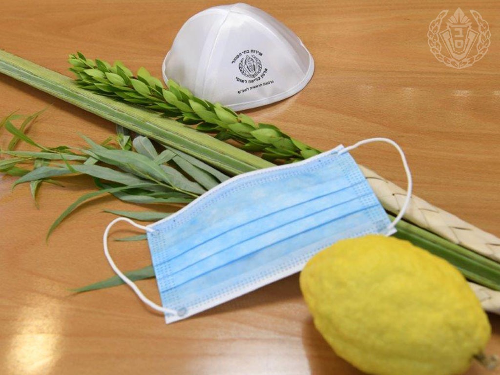 תיעוד: האסירים החרדים בנו סוכה לחג