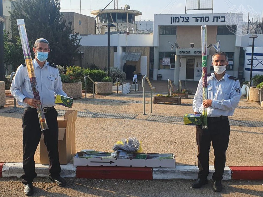 תיעוד: האסירים החרדים בנו סוכה לחג