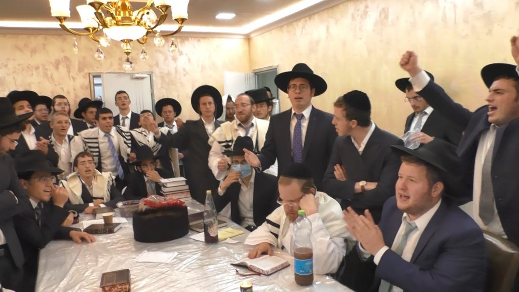 וידאו: כפרות נעילה ומוצאי יום כיפור אצל הגר"מ שטרנבוך