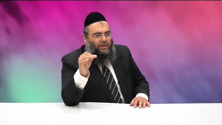 החיזוק היומי – כנראה שאפשר לסבול ולחייך • צפו: