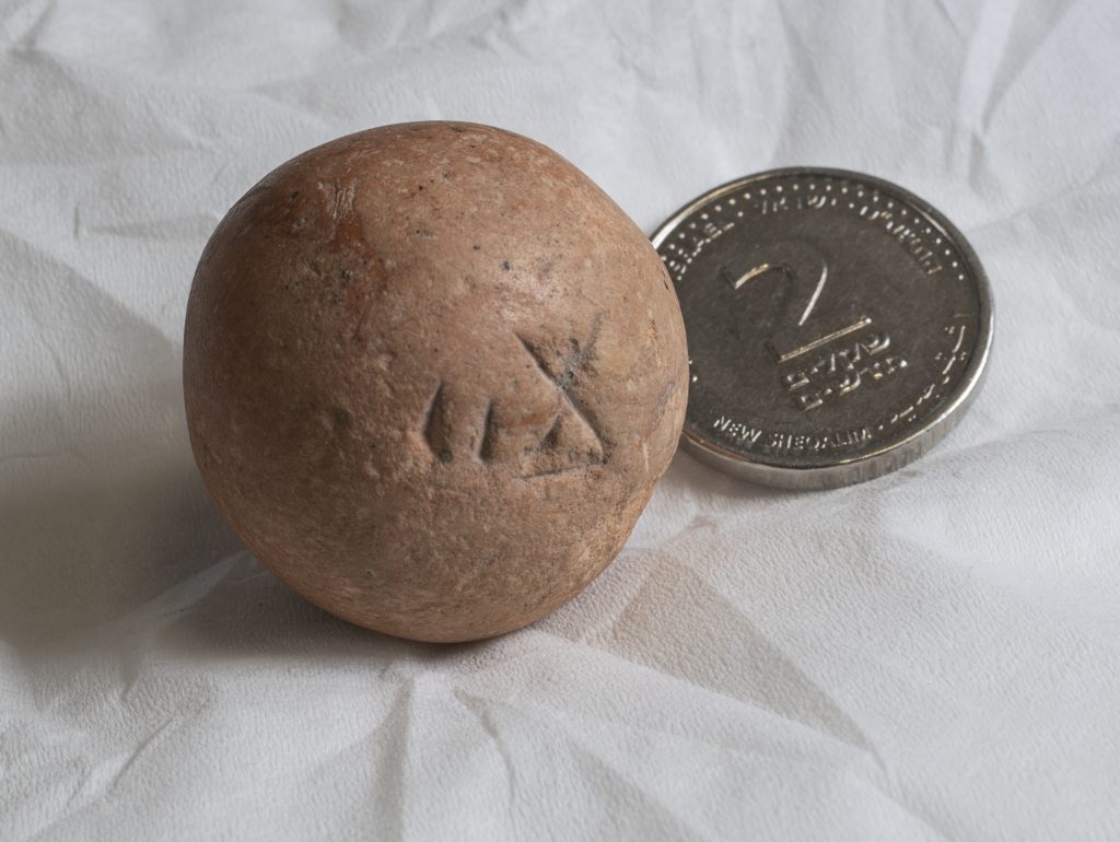 ה"שנקל" של בית ראשון: התגלתה משקולת של שני שקלים מלפני 2700 שנה • צפו: