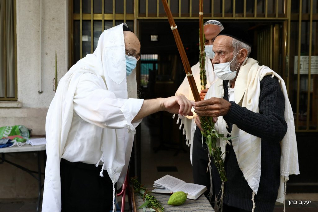 הגר"מ מאיה נטל לולב במרחב הפתוח • תיעוד