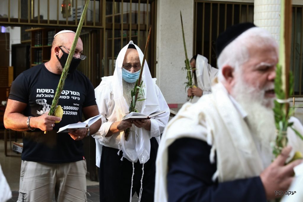 הגר"מ מאיה נטל לולב במרחב הפתוח • תיעוד