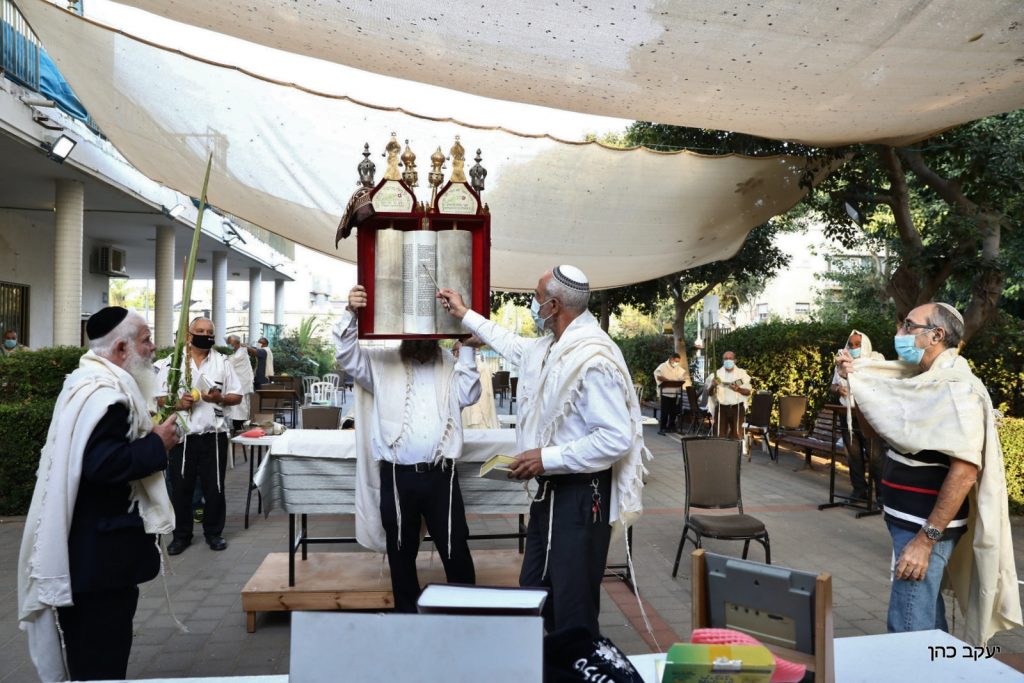 הגר"מ מאיה נטל לולב במרחב הפתוח • תיעוד