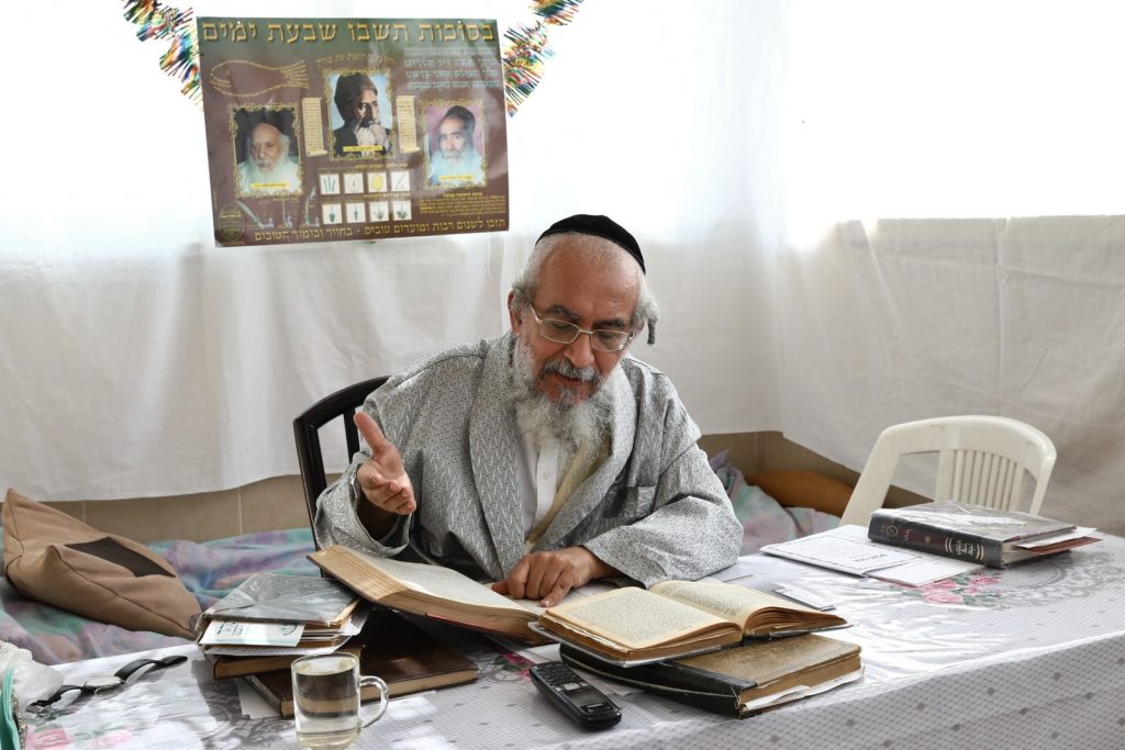 גלריה: הגר"י ראצבי בנטילת לולב גלריה: הגר"י ראצבי בנטילת לולב