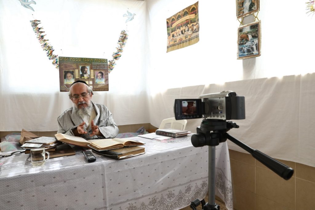 גלריה: הגר"י ראצבי בנטילת לולב גלריה: הגר"י ראצבי בנטילת לולב