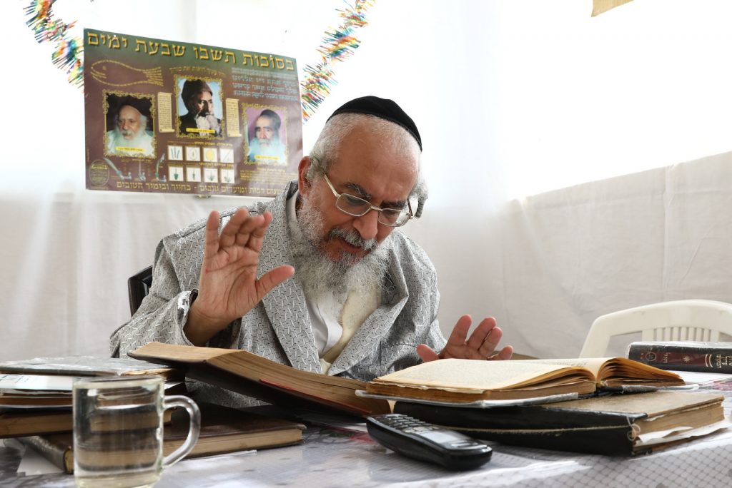 גלריה: הגר"י ראצבי בנטילת לולב גלריה: הגר"י ראצבי בנטילת לולב