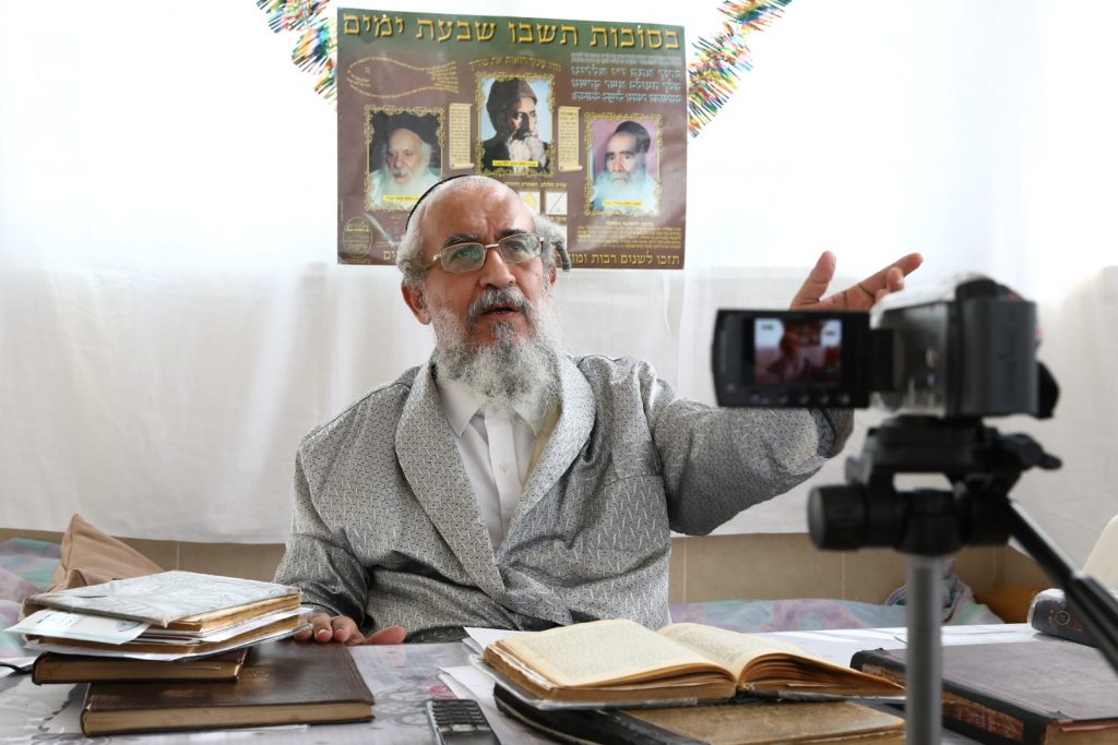 גלריה: הגר"י ראצבי בנטילת לולב גלריה: הגר"י ראצבי בנטילת לולב