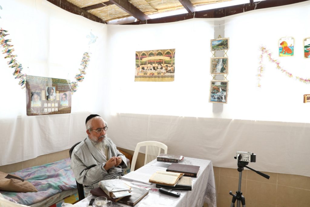 גלריה: הגר"י ראצבי בנטילת לולב גלריה: הגר"י ראצבי בנטילת לולב