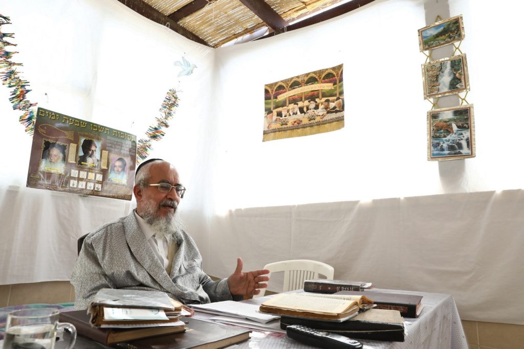 גלריה: הגר"י ראצבי בנטילת לולב גלריה: הגר"י ראצבי בנטילת לולב