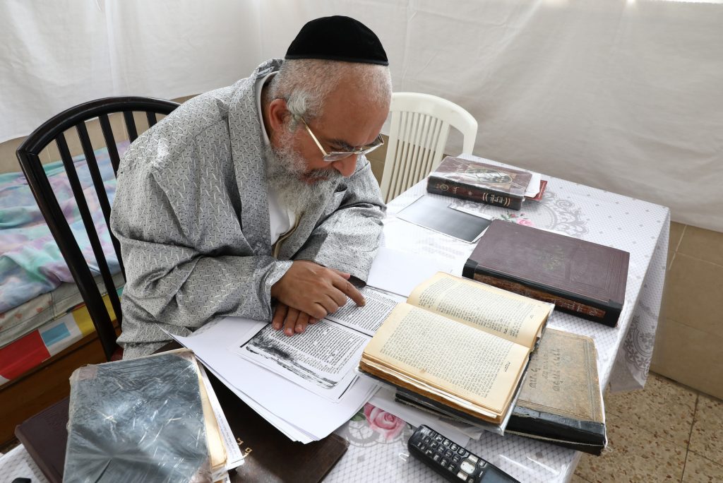 גלריה: הגר"י ראצבי בנטילת לולב גלריה: הגר"י ראצבי בנטילת לולב